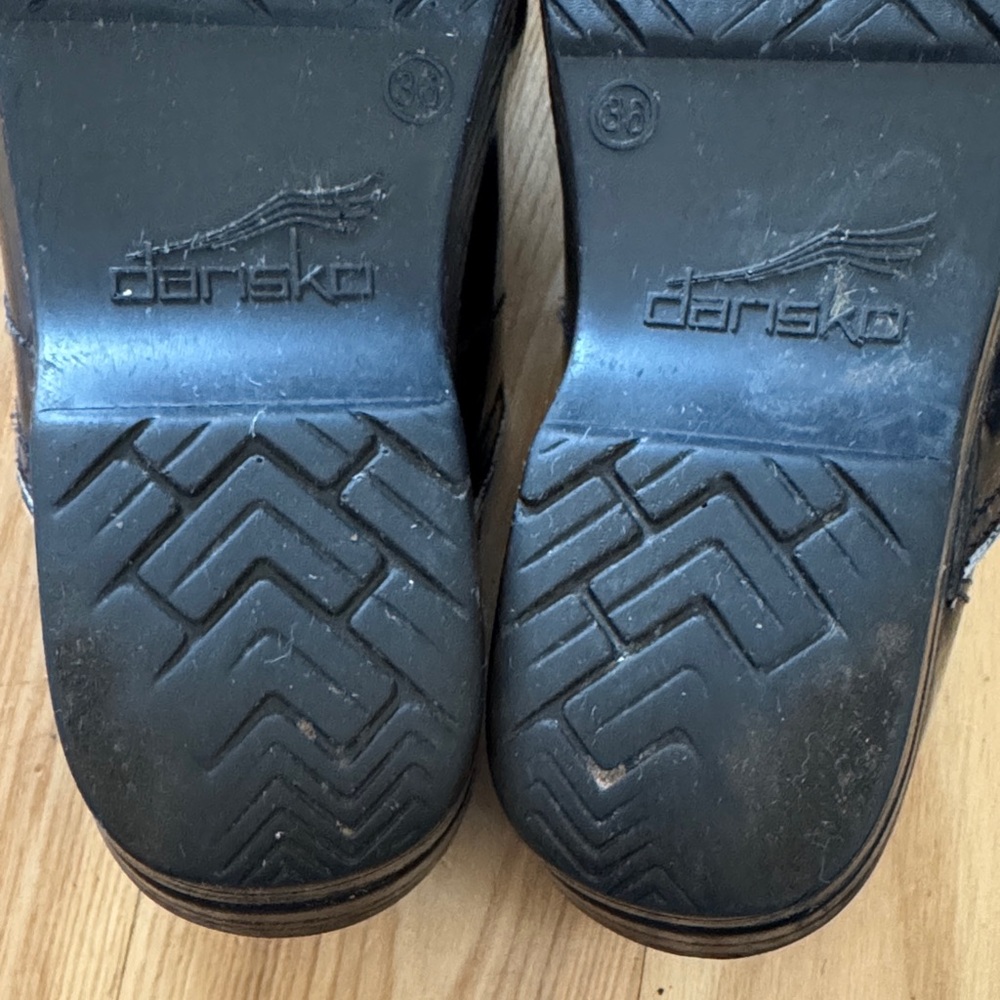 Black Patent Leather Dansko Clogs | Sleek Glossy Finish | Size 36 - Picture 10 of 11